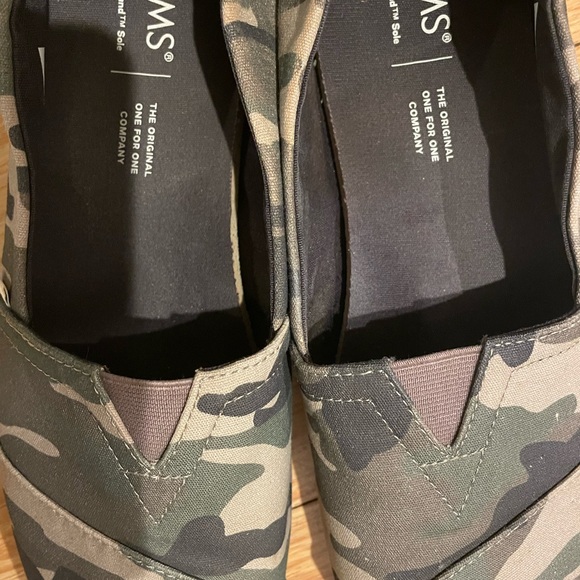TOMS Camo Camouflage Alpargata Canvas Slip on Shoes Womens 11 Great Condition - Picture 2 of 3